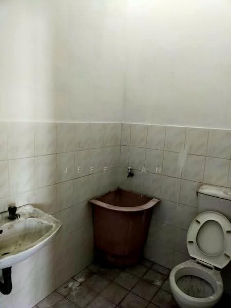 1-storey Terraced House for Sale in Taman Desa Pengkalan (Lahat) - Jeff Tan - Bathroom - PropertyGuru.com.my