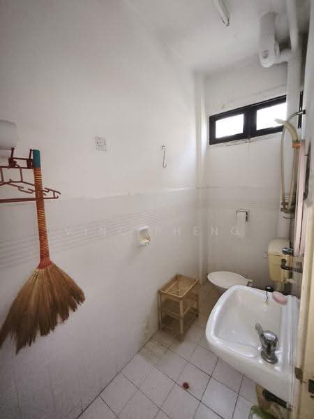 Pangsapuri untuk Dijual di Kenanga Mewah Apartment - Vinc Pheng - Bathroom - PropertyGuru.com.my