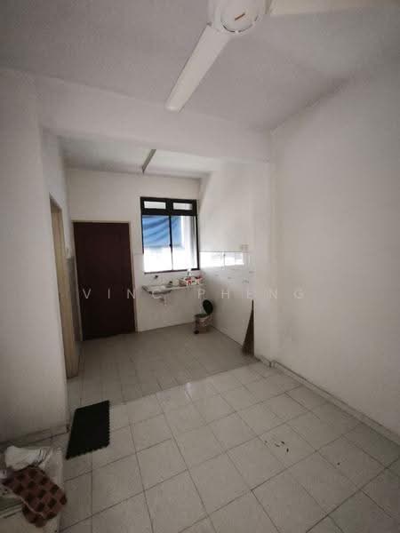Pangsapuri untuk Dijual di Kenanga Mewah Apartment - Vinc Pheng - Kitchen - PropertyGuru.com.my