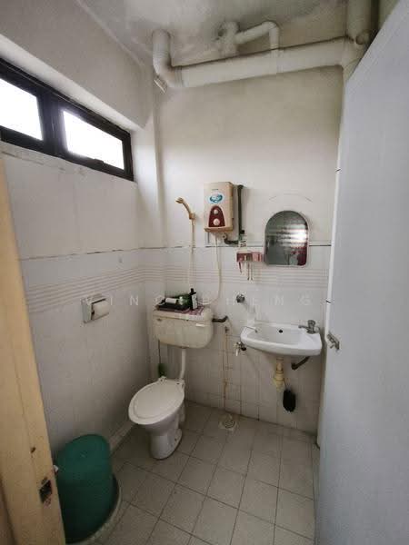Pangsapuri untuk Dijual di Kenanga Mewah Apartment - Vinc Pheng - Bathroom - PropertyGuru.com.my