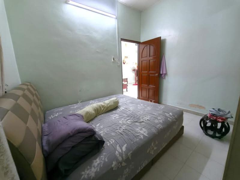 1.5-storey Terraced House for Sale in Taman Johor Jaya (Johor Bahru) - Karl Lim - Bedroom - PropertyGuru.com.my