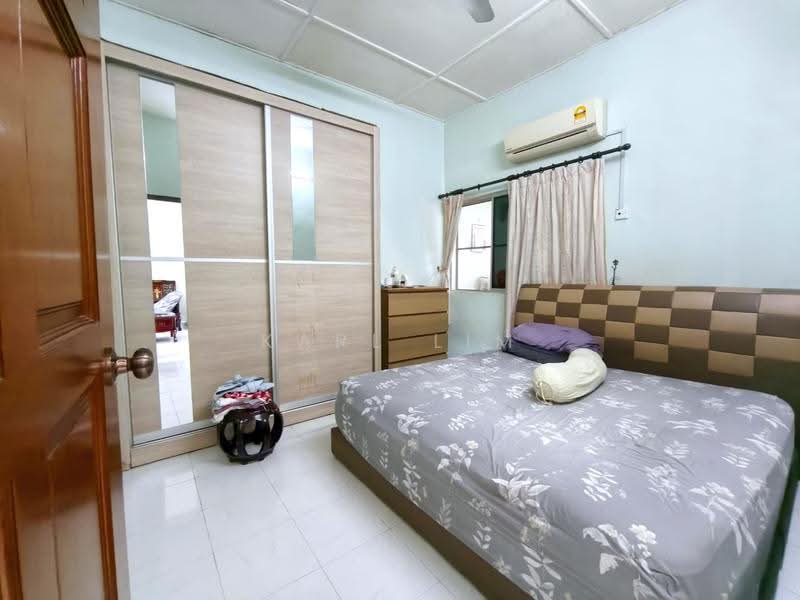 1.5-storey Terraced House for Sale in Taman Johor Jaya (Johor Bahru) - Karl Lim - Bedroom - PropertyGuru.com.my