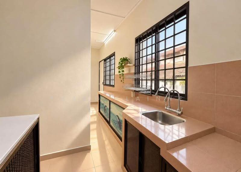 1.5-storey Terraced House for Sale in Taman Molek (Johor Bahru) - Phang Elainne - Kitchen - PropertyGuru.com.my