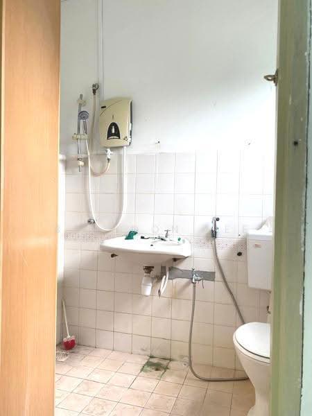 2-storey Terraced House for Rent in Taman Bukit Serdang (Seri Kembangan) - Brandon Yee - Bathroom - PropertyGuru.com.my