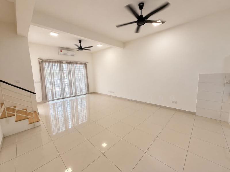 Rumah Teres 2-Tingkat untuk Disewa di Bandar Gamuda Gardens (Rawang) - Michael Siong - Living Room - PropertyGuru.com.my