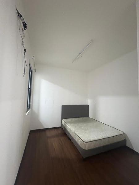 Kediaman Servis untuk Dijual di Silk Sky - Jeff Cheah - Bedroom - PropertyGuru.com.my