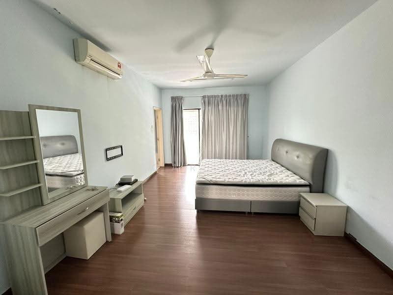 3-storey Terraced House for Rent in Lake Fields (Sungai Besi) - Oscar Tan - Bedroom - PropertyGuru.com.my