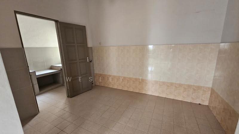 Rumah Bandar untuk Dijual di Taman Bukit Cheng (Cheng) - Wesley Tan - Kitchen - PropertyGuru.com.my