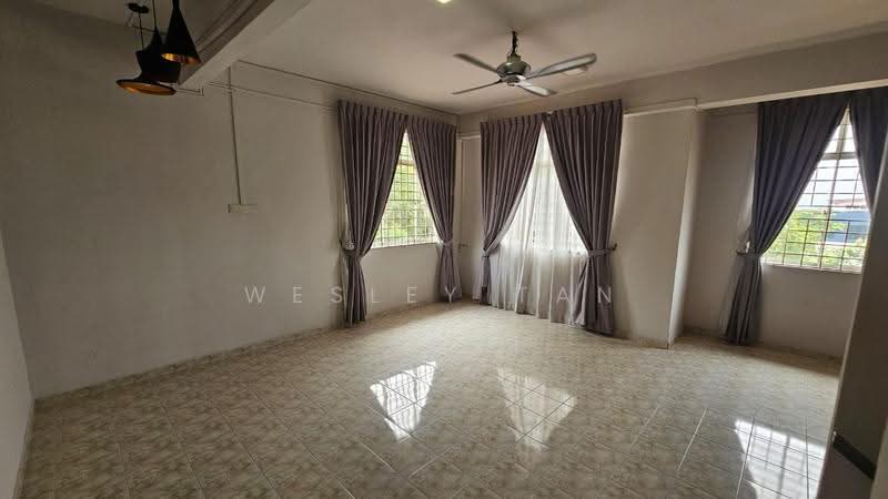 Rumah Bandar untuk Dijual di Taman Bukit Cheng (Cheng) - Wesley Tan - Living Room - PropertyGuru.com.my