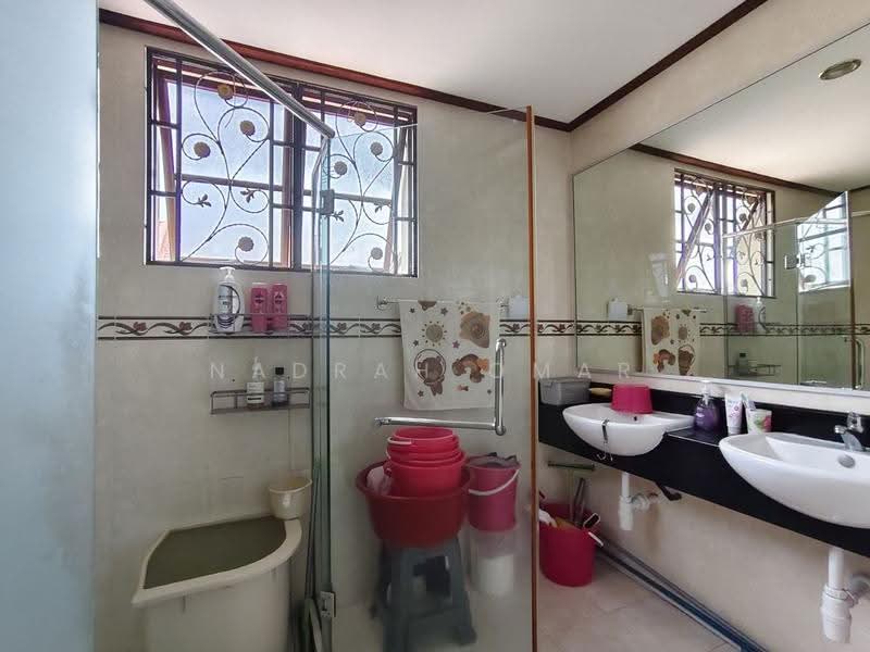 Rumah Berkembar untuk Dijual di Seksyen 27 (Shah Alam) - Nadrah Omar - Bathroom - PropertyGuru.com.my