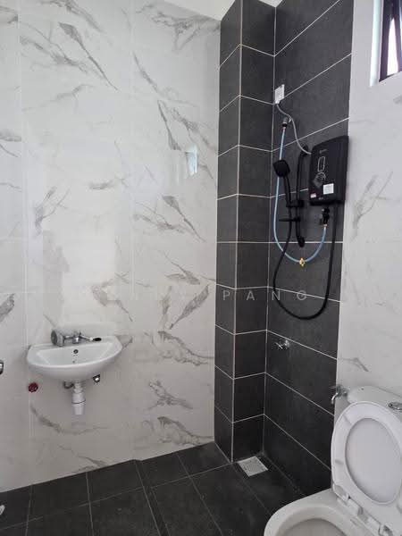 Semi-Detached House for Sale in Bandar Putra Kulai (Kulai) - Henry Pang - Bathroom - PropertyGuru.com.my