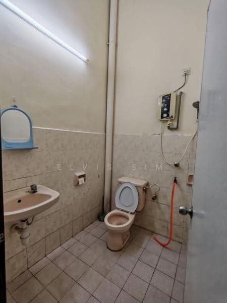 1.5-storey Terraced House for Rent in Taman Pelangi Indah (Ulu Tiram) - Elvis Sim - Bathroom - PropertyGuru.com.my