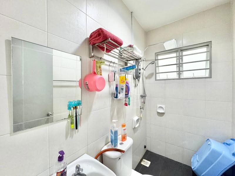 1-storey Terraced House for Sale in Taman Putra Perdana (Puchong) - Mohammad Din Majid - Bathroom - PropertyGuru.com.my