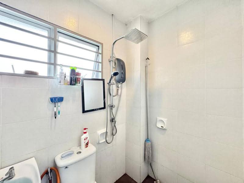 1-storey Terraced House for Sale in Taman Putra Perdana (Puchong) - Mohammad Din Majid - Bathroom - PropertyGuru.com.my