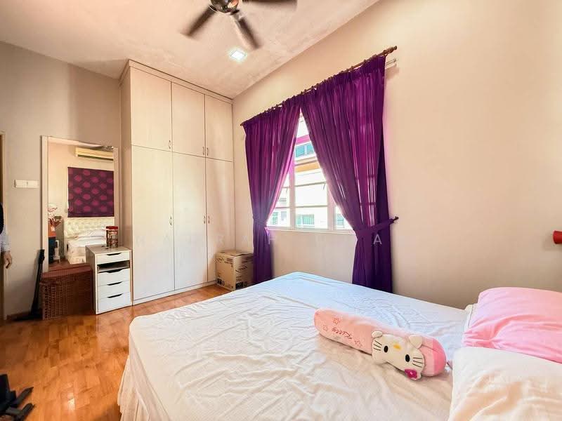 Rumah Banglo untuk Dijual di Bandar Putra Permai (Seri Kembangan) - Nadrah Omar - Bedroom - PropertyGuru.com.my
