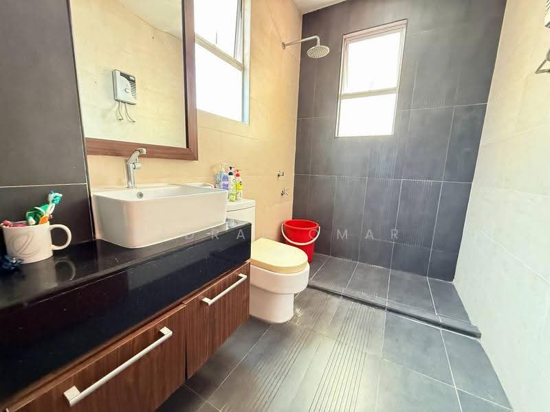 Rumah Banglo untuk Dijual di Bandar Putra Permai (Seri Kembangan) - Nadrah Omar - Bathroom - PropertyGuru.com.my