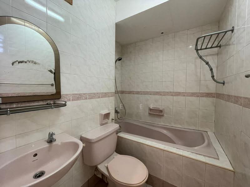 Kondominium untuk Disewa di Desa Bunga - A Ee Ee - Bathroom - PropertyGuru.com.my