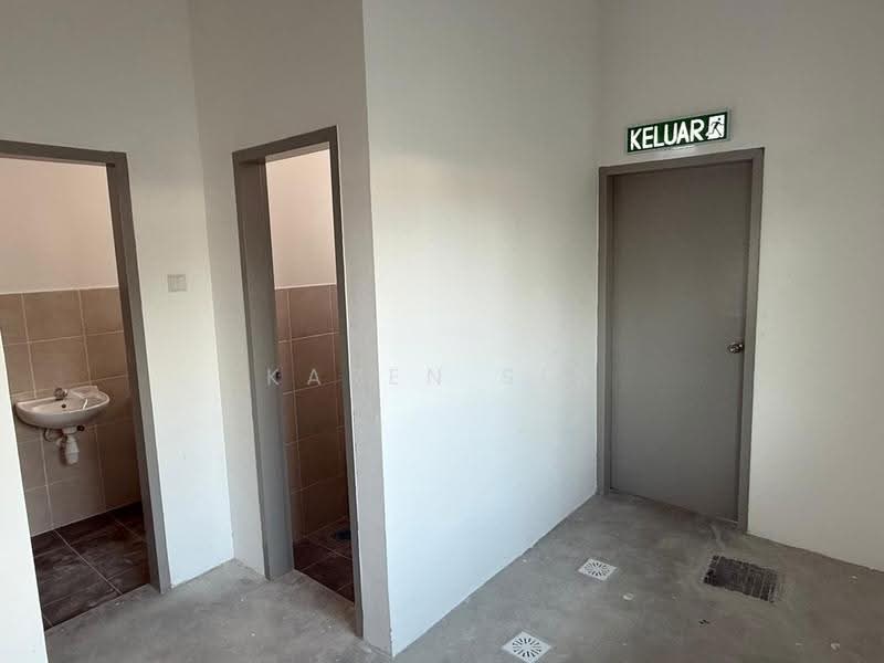 Shop / Office for Sale in Balakong (Selangor) - KAREN SIA - Bathroom - PropertyGuru.com.my