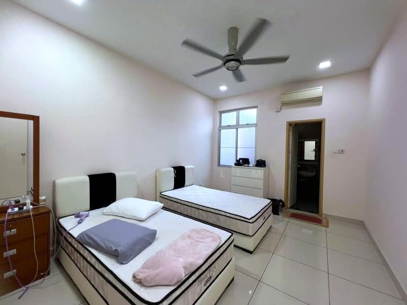Cluster House for Sale in Taman Gaya (Ulu Tiram) - Karl Lim - Bedroom - PropertyGuru.com.my