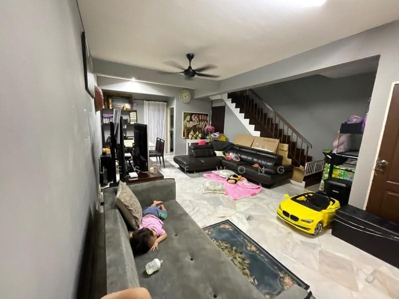 Rumah Teres untuk Dijual di Bandar Country Homes (Rawang) - Jessie Wong - Living Room - PropertyGuru.com.my