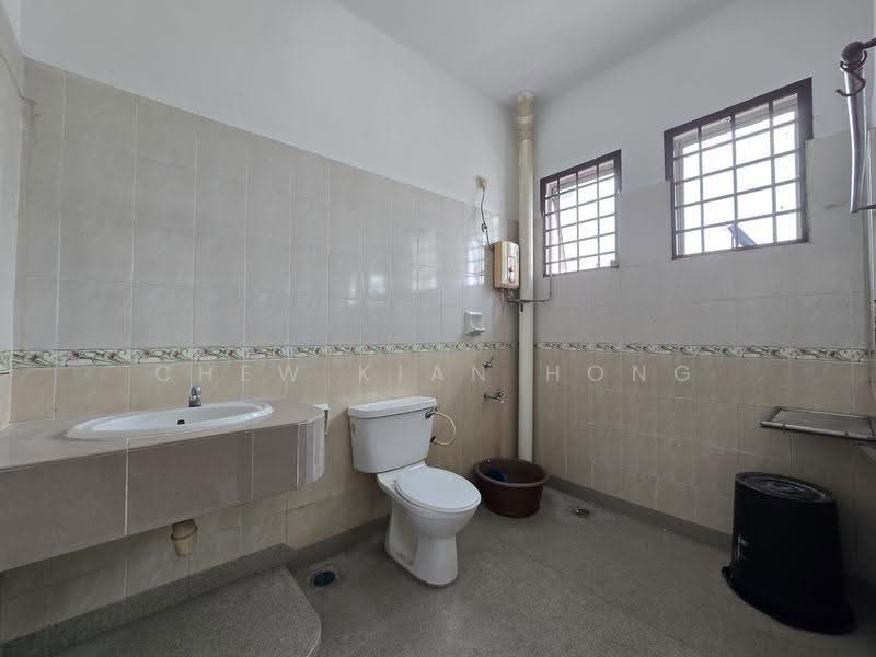 Rumah Teres 2-Tingkat untuk Disewa di Bandar Seri Alam (Masai) - Chew Kian Hong - Bathroom - PropertyGuru.com.my