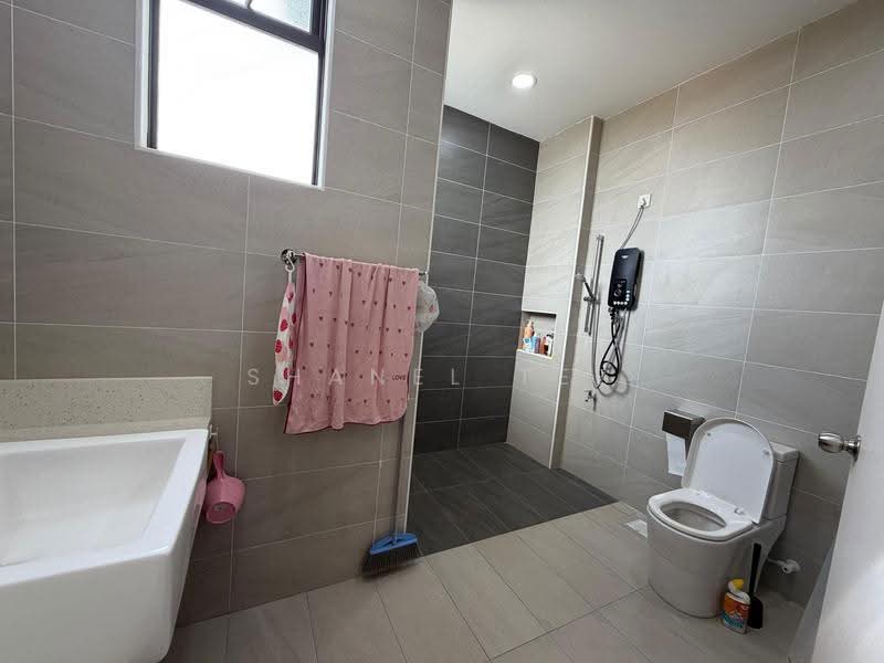 2-storey Terraced House for Sale in Taman Tasik Indah (Kluang) - Shanel Tee - Bathroom - PropertyGuru.com.my