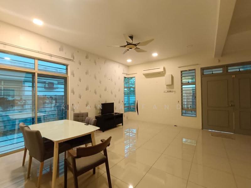 Rumah Kluster untuk Dijual di Bandar Saujana Putra (Tanjong Duabelas) - Irwan Affandi - Living Room - PropertyGuru.com.my