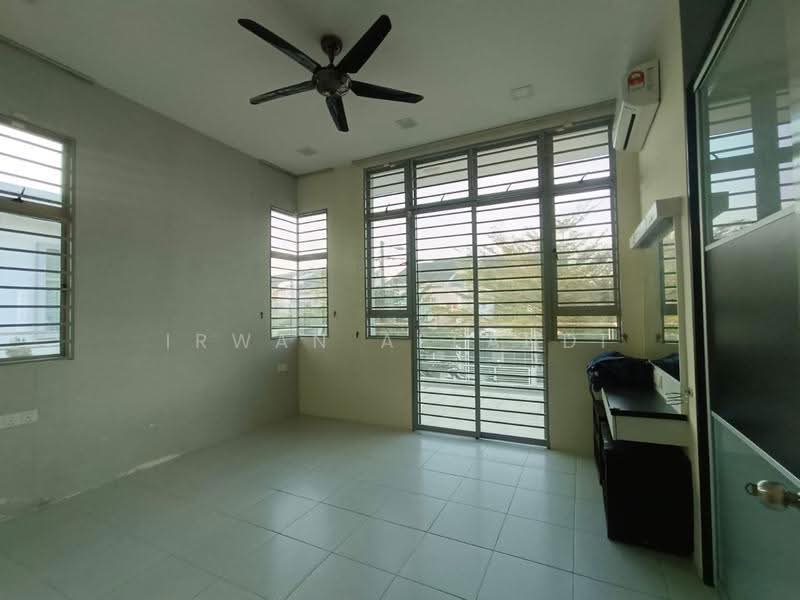 Rumah Kluster untuk Dijual di Bandar Saujana Putra (Tanjong Duabelas) - Irwan Affandi - Living Room - PropertyGuru.com.my