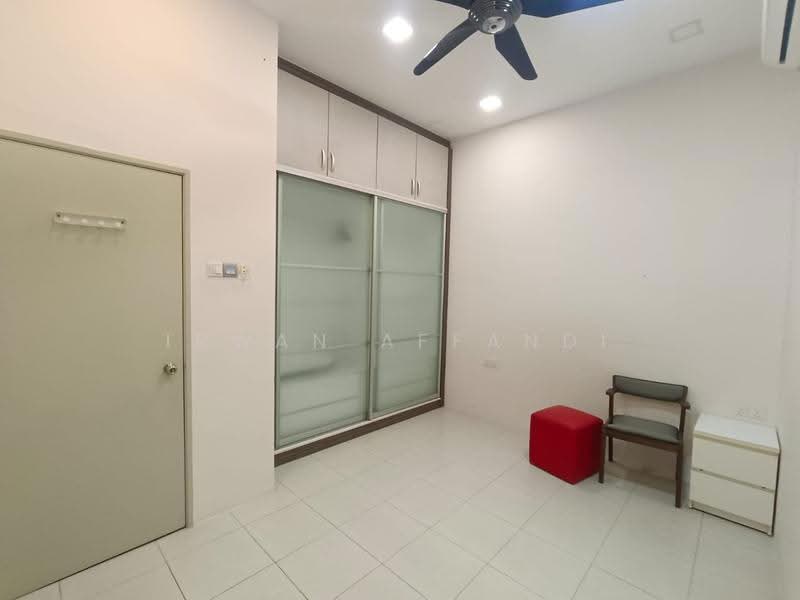 Rumah Kluster untuk Dijual di Bandar Saujana Putra (Tanjong Duabelas) - Irwan Affandi - Bedroom - PropertyGuru.com.my