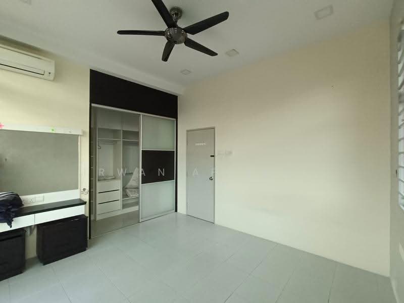 Rumah Kluster untuk Dijual di Bandar Saujana Putra (Tanjong Duabelas) - Irwan Affandi - Bedroom - PropertyGuru.com.my