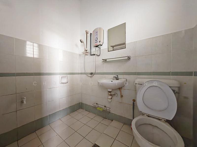2-storey Terraced House for Sale in Bandar Kinrara Seksyen 1 (Bandar Kinrara) - Chow Kok Toong - Bathroom - PropertyGuru.com.my