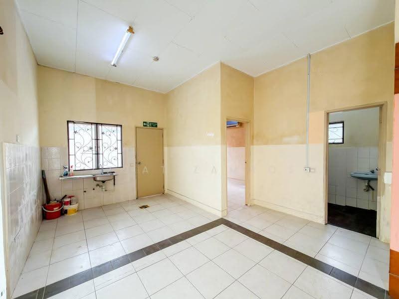 Bungalow House for Sale in Taman Tuanku Jaafar (Sungai Gadut) - Izzat Zamros - Kitchen - PropertyGuru.com.my