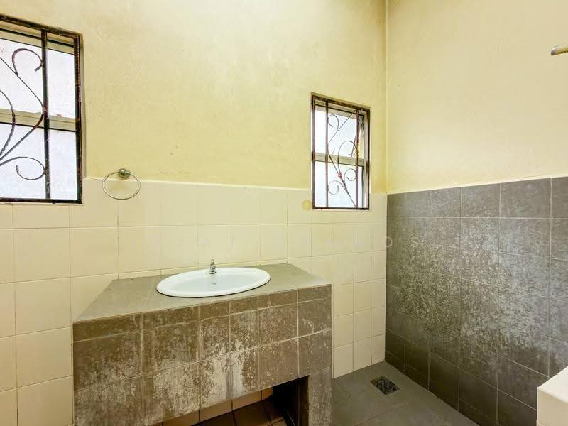 Bungalow House for Sale in Taman Tuanku Jaafar (Sungai Gadut) - Izzat Zamros - Bathroom - PropertyGuru.com.my
