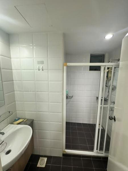 Pangsapuri untuk Disewa di Molek Pine 2 - Mandy Goh Siew Li - Bathroom - PropertyGuru.com.my