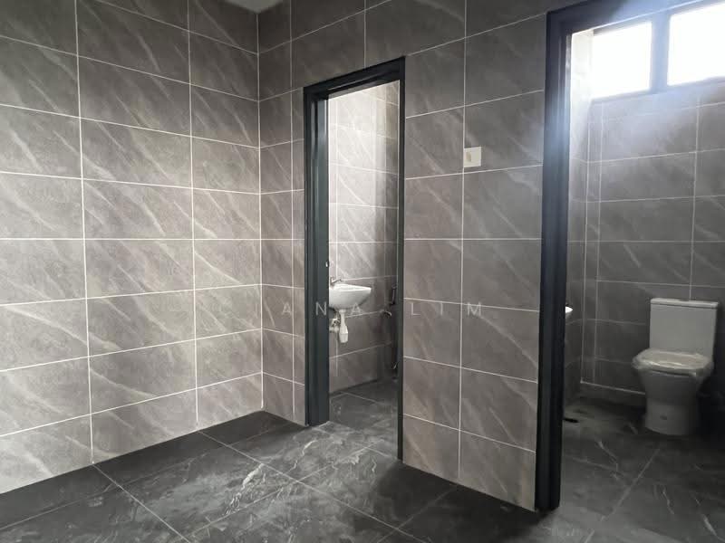 Kilang untuk Disewa di Seksyen 15 (Shah Alam) - Ciana Lim - Bathroom - PropertyGuru.com.my