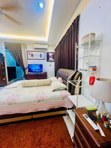 Bungalow House for Sale in Taman Gaya (Ulu Tiram) - Bella Ho - Bedroom - PropertyGuru.com.my
