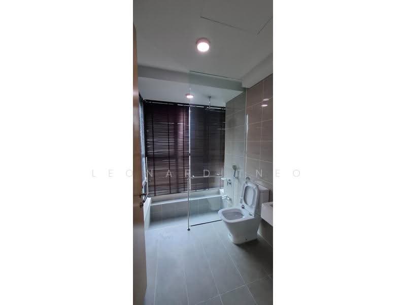 Kediaman Servis untuk Dijual di Setia SKY Residences - Leonard Tneo - Bathroom - PropertyGuru.com.my