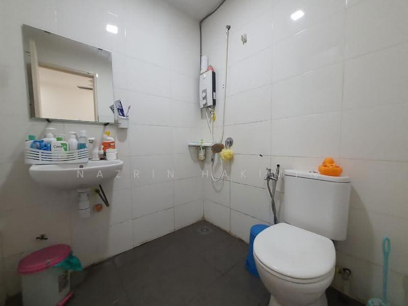Kediaman Servis untuk Dijual di Vista Alam - Nazrin Hakimin - Bathroom - PropertyGuru.com.my