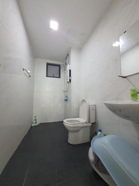 Kediaman Servis untuk Dijual di Vista Alam - Nazrin Hakimin - Bathroom - PropertyGuru.com.my