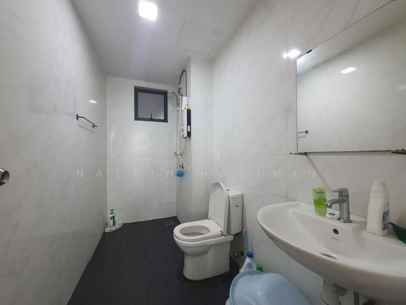 Kediaman Servis untuk Dijual di Vista Alam - Nazrin Hakimin - Bathroom - PropertyGuru.com.my
