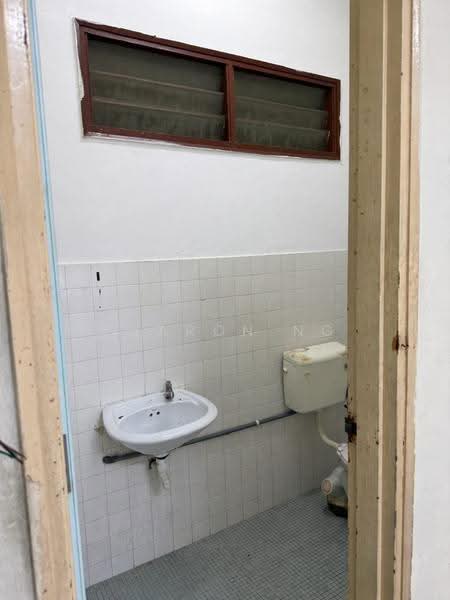 1-storey Terraced House for Sale in Taman Pelangi (Johor Bahru) - Sharon Ng - Bathroom - PropertyGuru.com.my