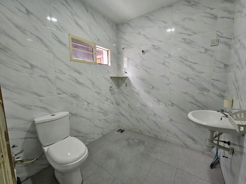 Rumah Teres 2-Tingkat untuk Dijual di Taman Sri Rampai (Wangsa Maju) - Eric Tang - Bathroom - PropertyGuru.com.my