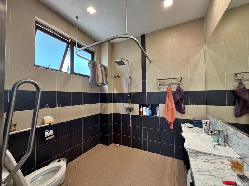 Rumah Banglo untuk Dijual di Taman Bukit Pantai (Bangsar) - Adzura Zamedin - Bathroom - PropertyGuru.com.my