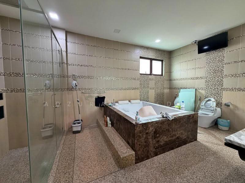 Rumah Banglo untuk Dijual di Taman Bukit Pantai (Bangsar) - Adzura Zamedin - Bathroom - PropertyGuru.com.my