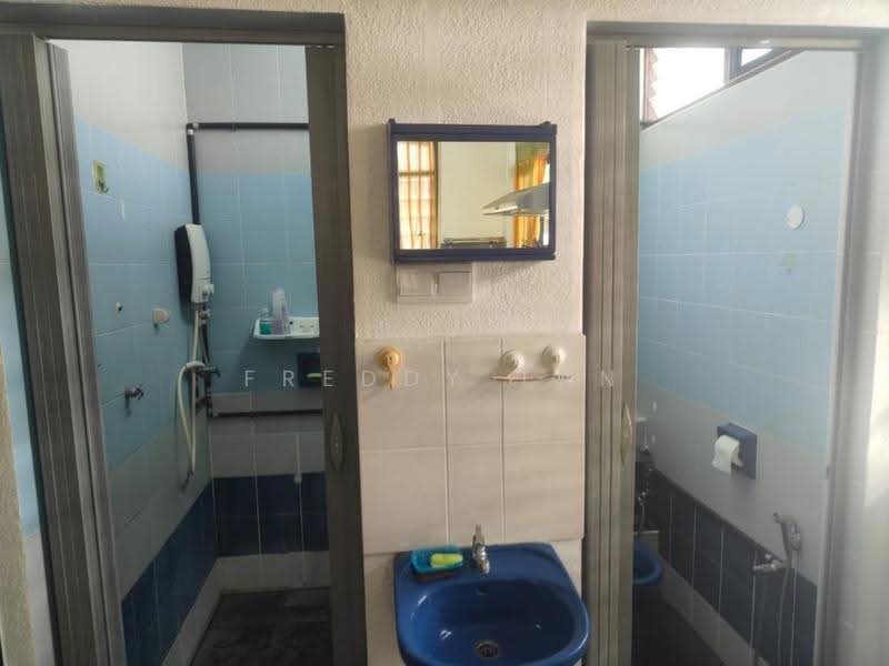 Flat for Sale at Dafe Court - Freddy Tan - Bathroom - PropertyGuru.com.my