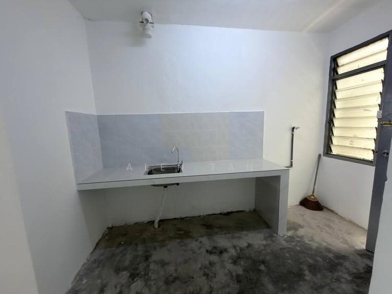 Flat for Rent at Taman Mount Austin - Alen Tan - Kitchen - PropertyGuru.com.my