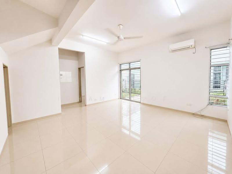 Semi-Detached House for Sale in Bandar Saujana Putra (Tanjong Duabelas) - Idham Yusof - Living Room - PropertyGuru.com.my