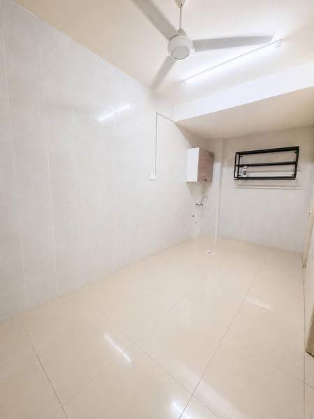 Semi-Detached House for Sale in Bandar Saujana Putra (Tanjong Duabelas) - Idham Yusof - Kitchen - PropertyGuru.com.my