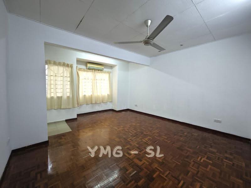 2-storey Terraced House for Sale in Bandar Putra Permai (Seri Kembangan) - Simon Lee - Living Room - PropertyGuru.com.my