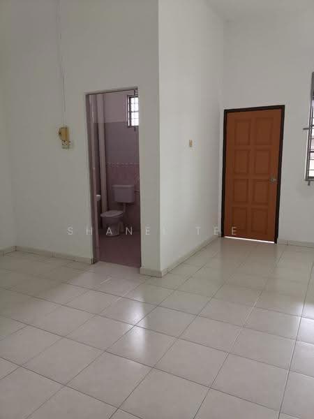 2-storey Terraced House for Sale in Taman Perwira Jaya (Kluang) - Shanel Tee - Bathroom - PropertyGuru.com.my